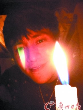 陳坤關(guān)燈點(diǎn)蠟遭網(wǎng)友圍攻文盲 陳坤關(guān)燈點(diǎn)蠟遭網(wǎng)友圍攻文盲