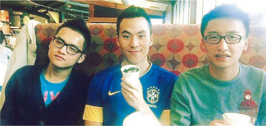 何猷啟在微博上載他在波士頓讀書的照片，與同學(xué)的生活很普通