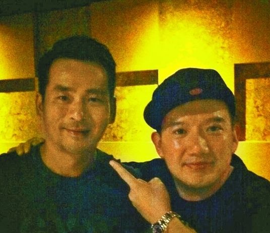 周焯華作為《低俗喜劇》投資人，與男主角杜汶澤合照。