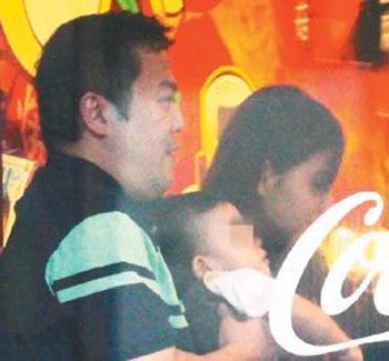 韋汝曾未婚生子，后嫁入豪門