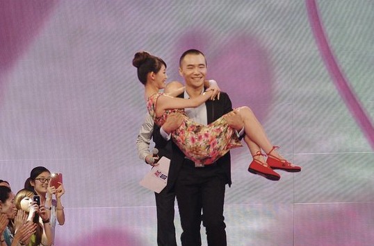 仵江抱著吳子恩離場 仵江抱著吳子恩離場