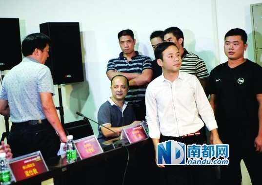 佛山精武會(huì)會(huì)長(zhǎng)梁旭輝在弟子保護(hù)下來(lái)到現(xiàn)場(chǎng)。