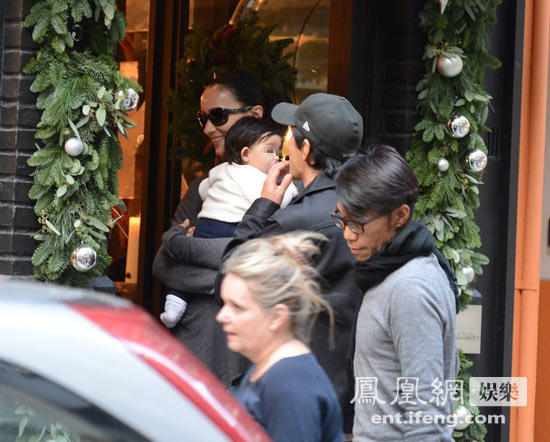 吳彥祖攜帶妻女外出逛街，小寶貝萌態(tài)十足。