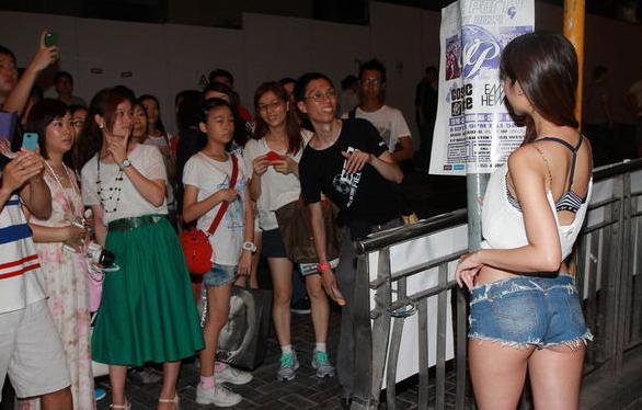 嫩模仙樂(lè)都性感著裝惹大叔圍觀，無(wú)懼與馬來(lái)西亞美女比身材。