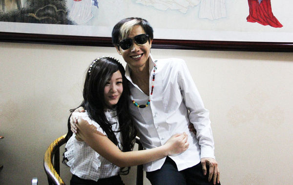 近日，55歲的鄧建國(guó)攜新女友恩愛現(xiàn)身，不但大曬甜蜜私密生活照，還在人前勾肩搭背大秀恩愛。