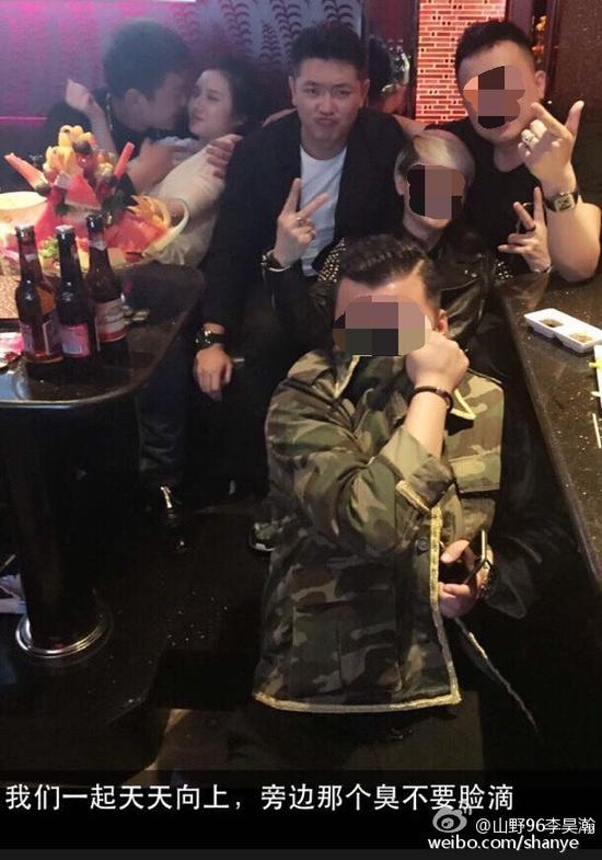 田源朋友辟謠稱左側抱著女子親吻的是田源的發(fā)小，女子的男友。