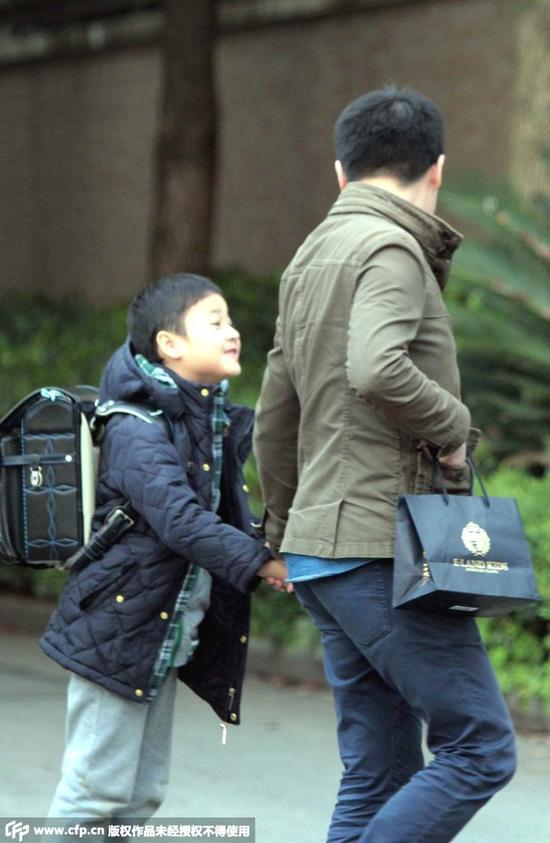 馬景濤助理接大兒子放學(xué) 馬景濤助理接大兒子放學(xué)