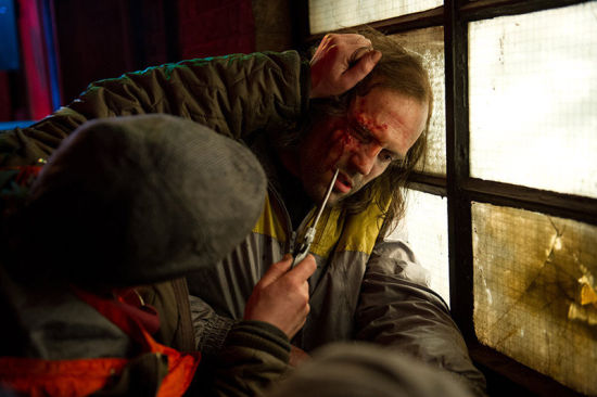 街頭圍毆，硬漢被困