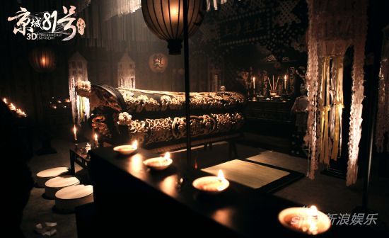 霍家為死去二少爺舉辦隆重的冥婚儀式之后，便送入靈堂。在如此幽閉的空間，活人陸蝶玉將與死者度過一晚駭人