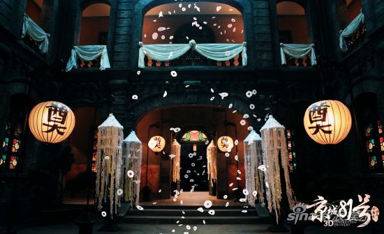 冥婚當(dāng)夜，霍家大院招魂幡隨風(fēng)擺動，漫天冥幣飛舞