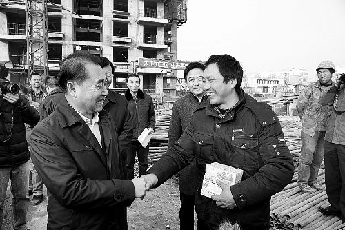 張立勇親赴工地為農(nóng)民工發(fā)放執(zhí)行款 張立勇親赴工地為農(nóng)民工發(fā)放執(zhí)行款