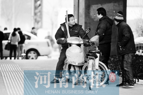 想讓農(nóng)民工安定下來，城市要給他們相應(yīng)的福利待遇，還有家的感覺