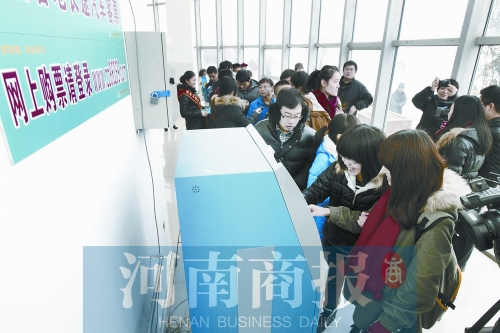 自動(dòng)售票機(jī)安裝在高校內(nèi)，方便了學(xué)生購票返鄉(xiāng)