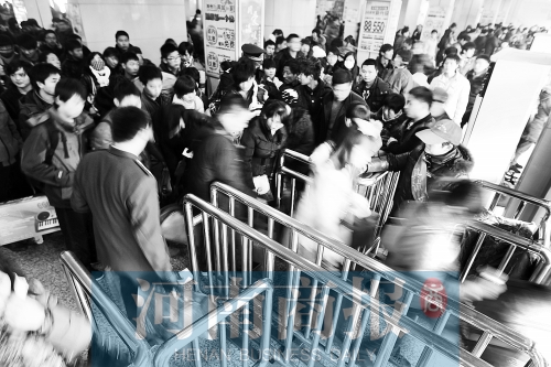 這兩天，汽車站客流量很大　