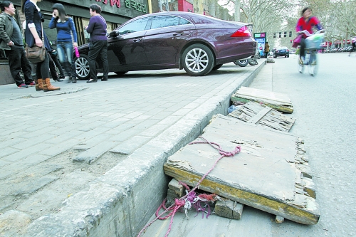 看車人制作的斜木板，引司機停車