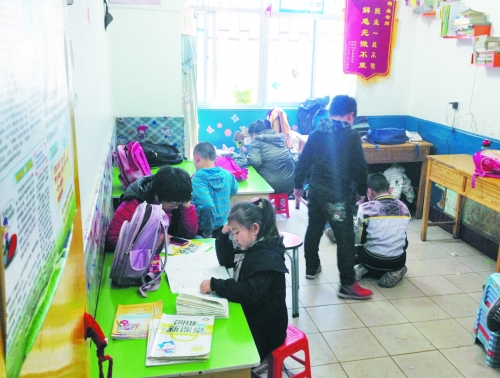 一家午托班的學生在寫作業(yè) 一家午托班的學生在寫作業(yè)