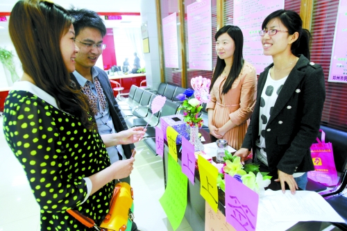 女方直呼好準 男方要帶回去放床頭 女方直呼好準 男方要帶回去放床頭