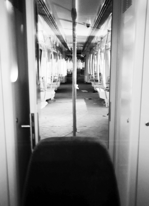 透過擋風玻璃，依稀能看到車廂內的樣子