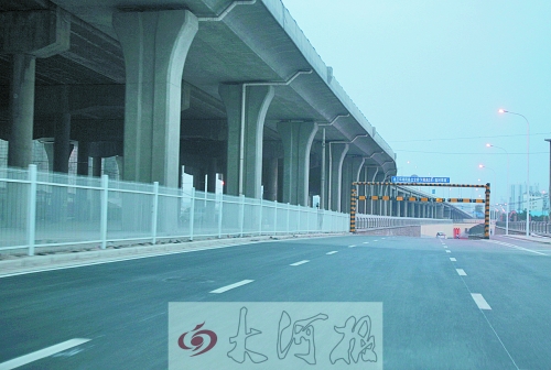 下穿隧道限高3米，不影響公交車通行。