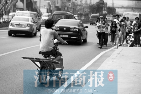 剛駛出隧道口，騎電動(dòng)車(chē)的他被交警攔下 邱曉峰/攝
