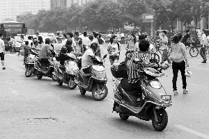 鄭州經(jīng)三路“電的”扎堆 鄭州經(jīng)三路“電的”扎堆