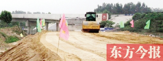 　昨日，正在施工中的鄭州市文化路與連霍高速互通式立交