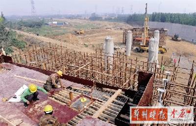 中原路與西南繞城高速互通式立交正在緊張施工 中原路與西南繞城高速互通式立交正在緊張施工