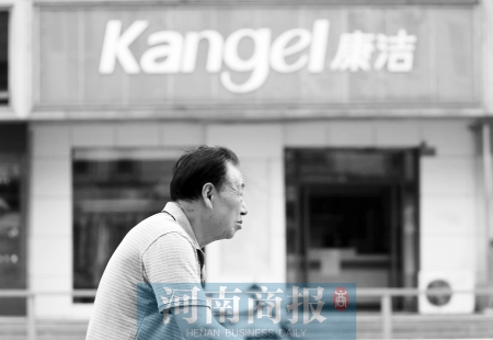 　這一切，將會(huì)給康潔公司、加盟商，乃至鄭州洗衣行業(yè)，帶來(lái)什么？ 記者 趙卓/攝