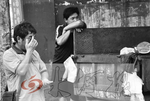 　拿著錢(qián)，陳小立感動(dòng)得哭了。