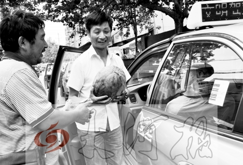 　　的哥將一天的運(yùn)營(yíng)收入捐給陳小立，陳小立送瓜感謝。