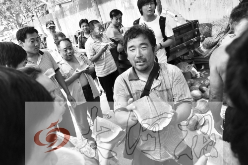 為了表示感謝，陳小立切西瓜分給大家吃。