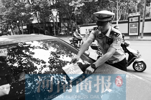 有了這張挪車卡，不會泄露隱私，別人又能方便地聯(lián)系上自己記者 邱曉峰/攝