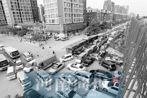 路口四個(gè)方向直行、左轉(zhuǎn)交織，車輛相互抵頭，無(wú)法正常通行