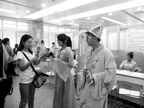 招聘會上，企業(yè)玩起行為藝術(shù)。