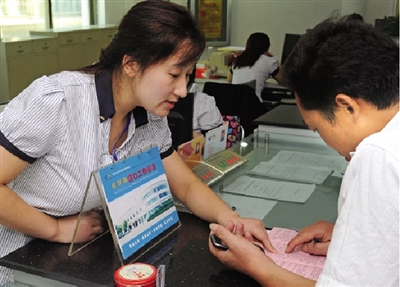 一位男士在金水區(qū)房管局辦事窗口詢問公租房申請手續(xù)如何辦理。