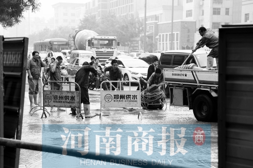 工作人員正在搶修,預(yù)計今晚能恢復(fù)供水 工作人員正在搶修,預(yù)計今晚能恢復(fù)供水