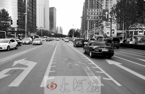 這條畫有多條短斜線的車道就是可變車道，視車流量大小而定，直行車輛多時它是一個直行車道，左轉(zhuǎn)車輛多時它