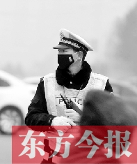 鄭州交警因霧霾太重戴口罩執(zhí)勤 鄭州交警因霧霾太重戴口罩執(zhí)勤