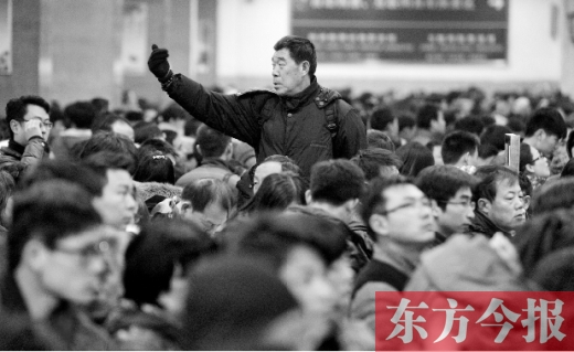 一場雨夾雪讓鄭州火車站的客流又增加了不少。昨天，售票大廳內(nèi)排隊(duì)購票的旅客摩肩接踵