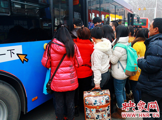 鄭州市金水路紫荊山公交樞紐站又現(xiàn)火爆場(chǎng)面。