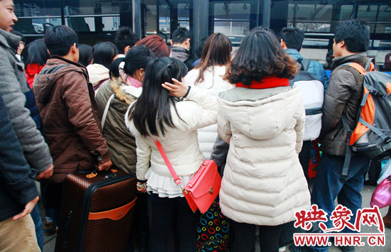 金水路紫荊山公交樞紐站牌處經(jīng)常是人頭攢動(dòng)。