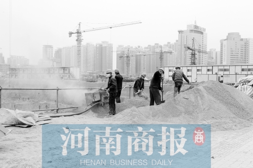 緯二路與東明路交叉口附近，一處工地上塵土飛揚 記者 鄧萬里/攝