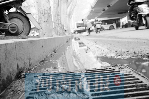 現(xiàn)場(chǎng)，污水流到了機(jī)動(dòng)車(chē)道上