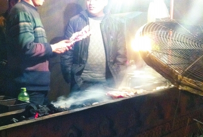 露天燒烤整夜煙熏火燎，路邊居民苦不堪言。