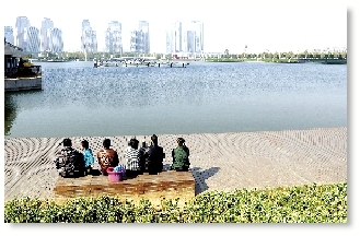 昨天中午，如意湖畔，在這樣的天氣曬太陽是一種享受。 記者 馬健 圖