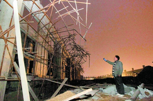 三四十米長(zhǎng)的腳手架發(fā)生坍塌 三四十米長(zhǎng)的腳手架發(fā)生坍塌