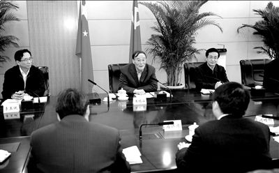 11月30日，中共中央政治局常委、中央紀(jì)委書(shū)記王岐山在北京主持召開(kāi)座談會(huì)，聽(tīng)取專(zhuān)家學(xué)者對(duì)黨風(fēng)廉政建設(shè)和反腐敗工作的意見(jiàn)和建議。新華社發(fā)