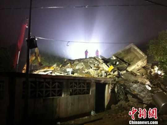 六層民房倒塌現(xiàn)場(chǎng)。何蔣勇　攝