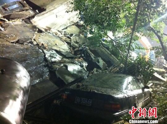 六層民房倒塌現(xiàn)場(chǎng)。何蔣勇　攝