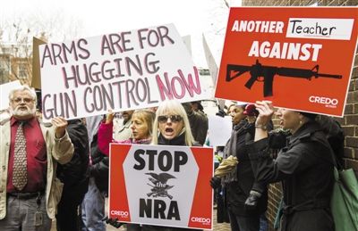 12月17日，華盛頓，示威者來(lái)到美國(guó)“全國(guó)槍支協(xié)會(huì)”在國(guó)會(huì)的說(shuō)客辦公室表達(dá)控制槍支的訴求。